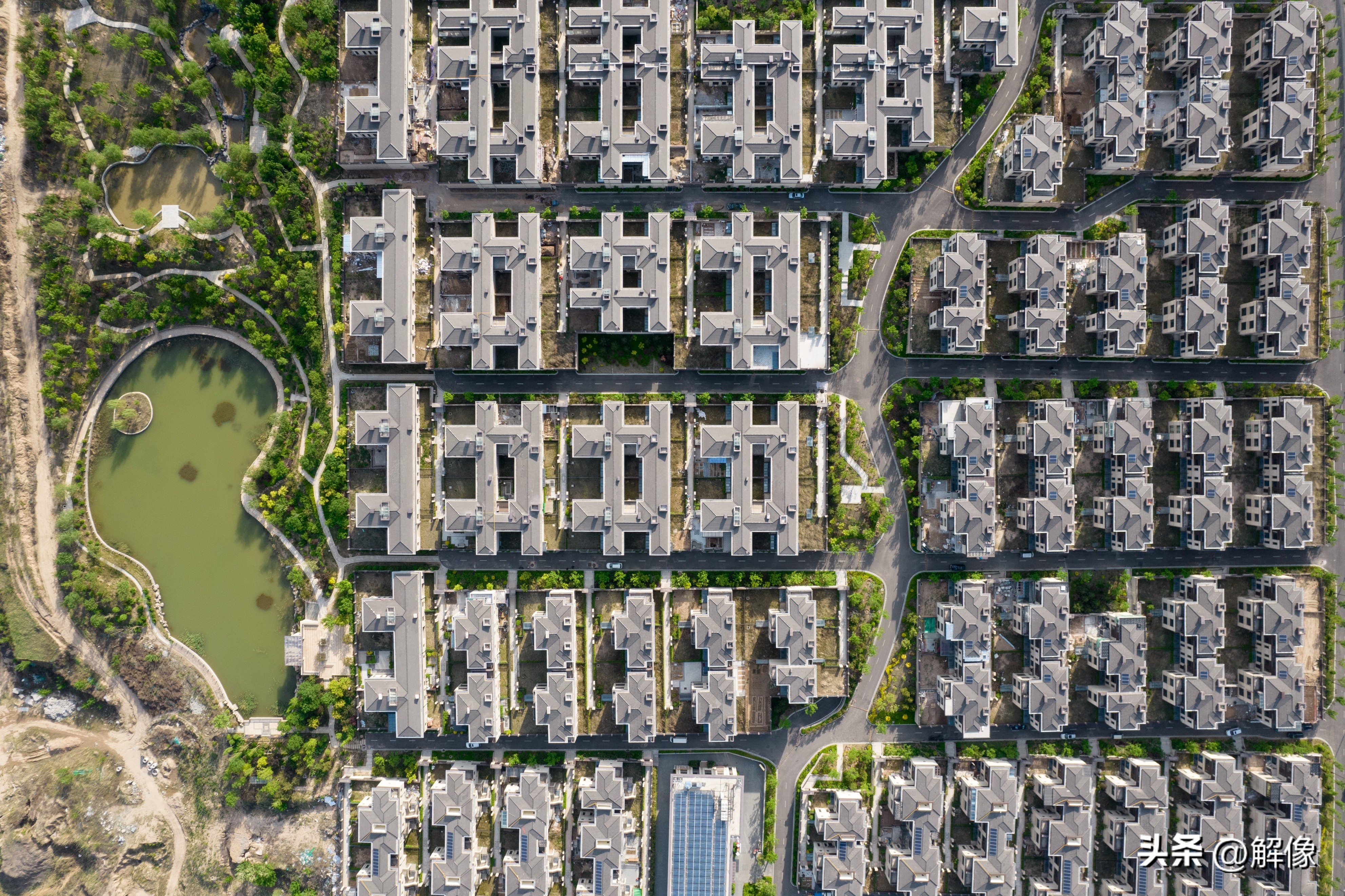 在太原泉域一级保护区的森林公园内，有一座大型别墅群！