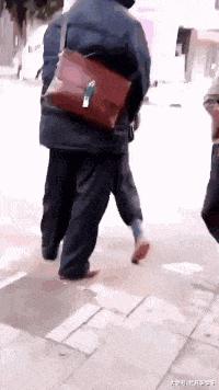 伴娘蹲角落里玩手机,伴娘躲在角落玩手机很漂亮