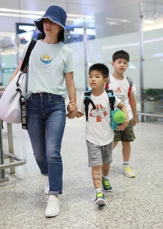 沙溢胡可全家福曝光！夫妻同框似父女，9岁儿子胖到认不出恐长残