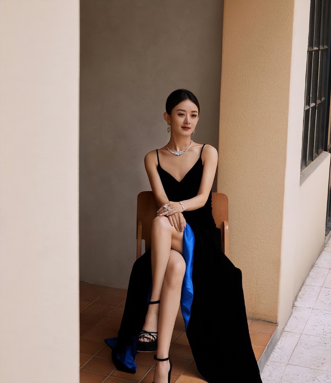 赵丽颖写真照片大全秀身材,赵丽颖写真吊带黑裙图片