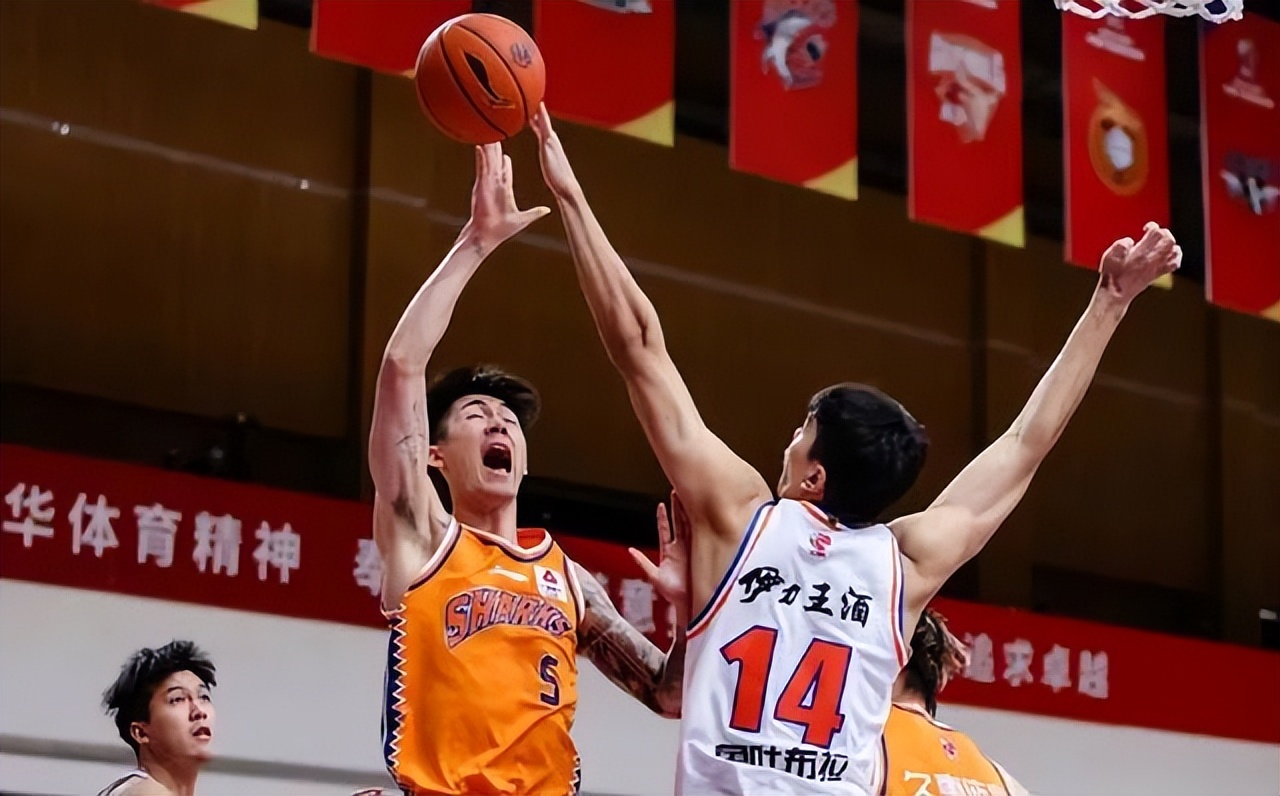 0分20助攻0板,齐麟拿球被夹正确判罚