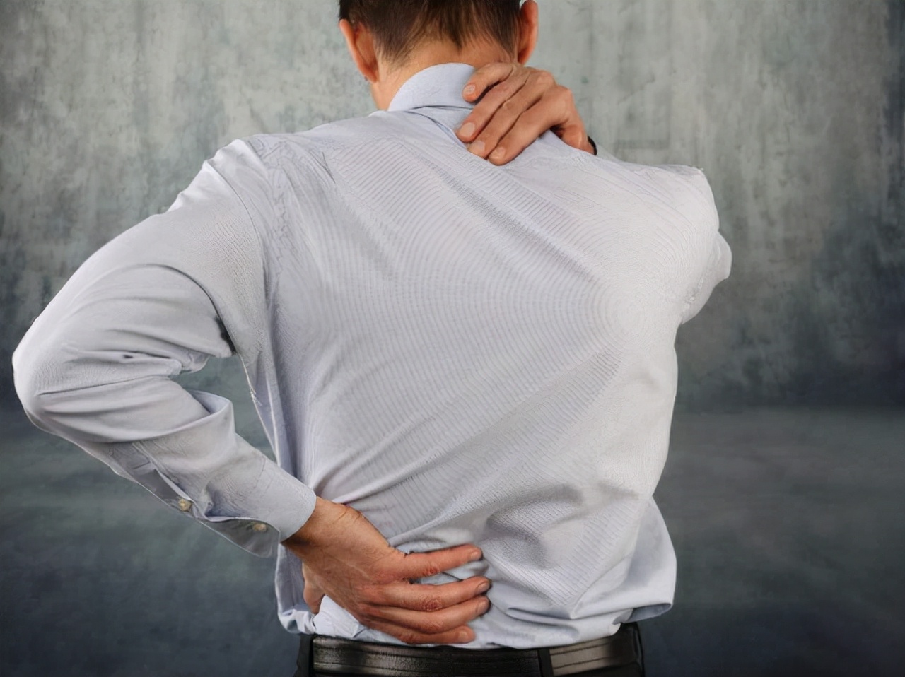 后背疼不一定是心脏的问题,后背疼是累的不