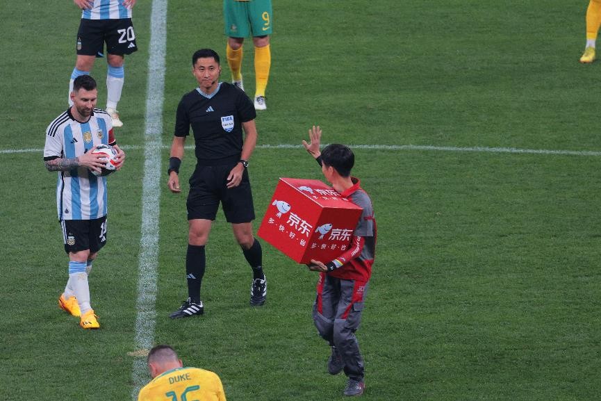 神互动！“跑得最快的京东快递小哥”为梅西送球，直呼“太荣幸了”