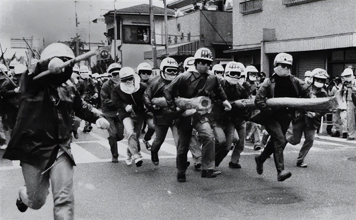 *鱼岛钓**属于中国!这群戴白头盔的日本人,为何会喊出这种口号?