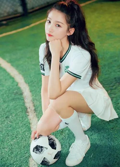 鹿晗带关晓彤看足球比赛,王思聪谈关晓彤跟鹿晗