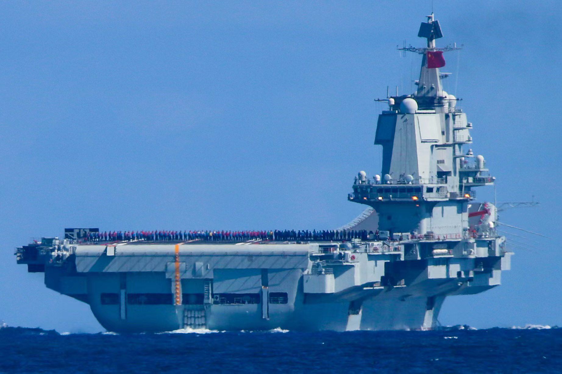 向解放军学习！俄官兵登上052D，在垂发前驻足，笔记本写满要点