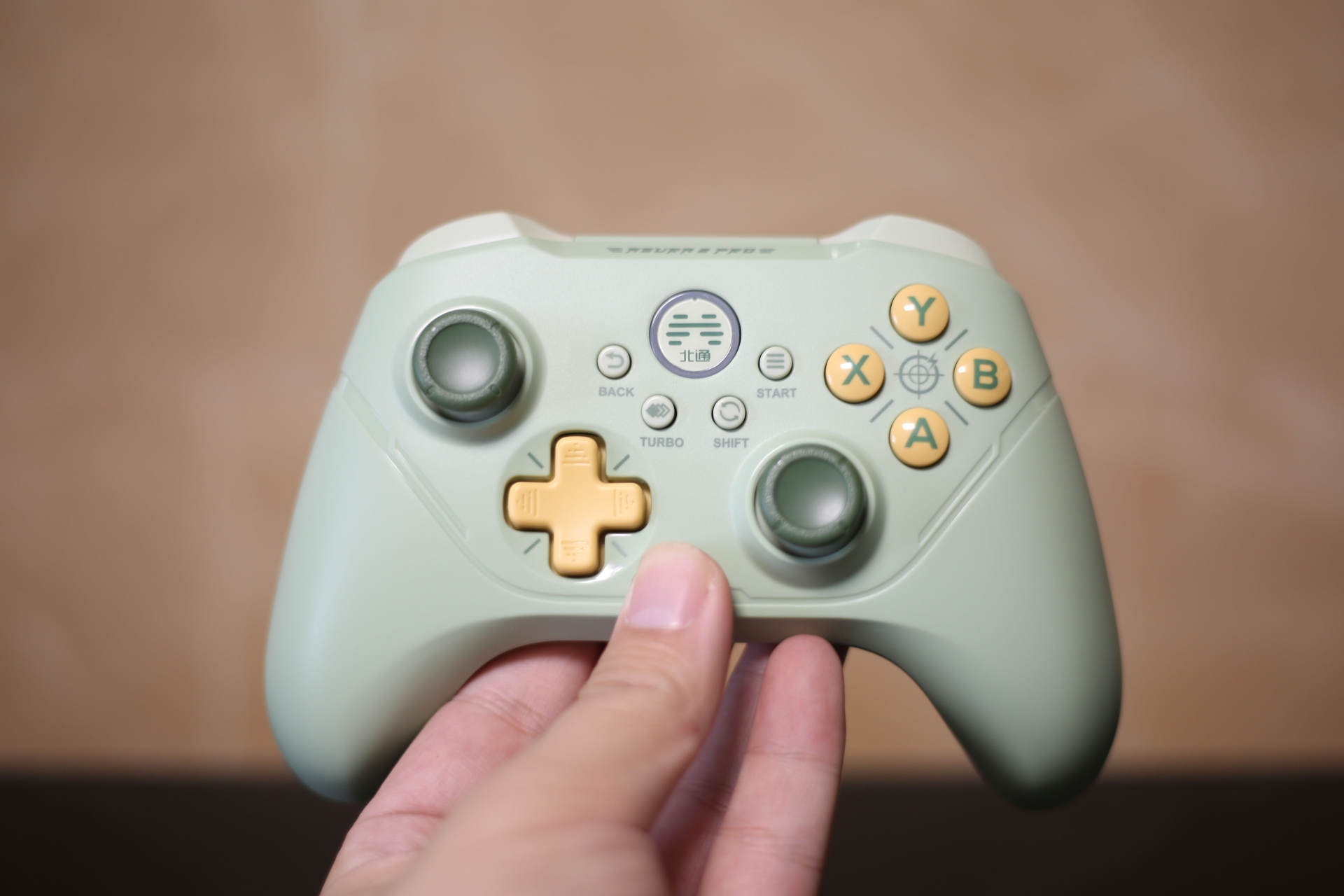 给游戏手柄换霍尔摇杆,可调节灵敏度的北通游戏手柄