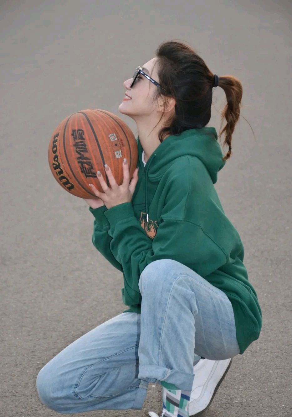 时髦的女人都穿卫衣减龄又好看,减龄卫衣穿出青春活力范