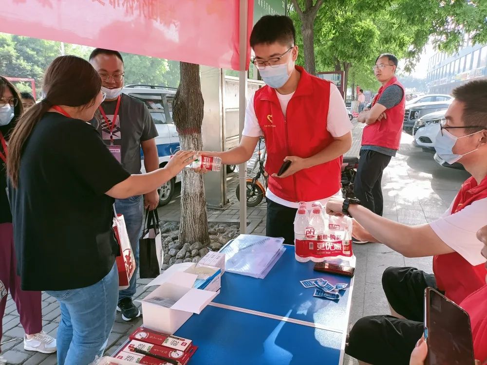 介休青志协红马甲为你护航，愿你旗开得胜，未来闪闪发光