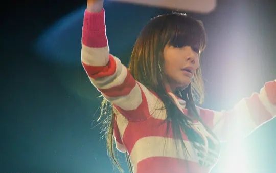 她曾比Lisa还火爆，却因服用“禁药”被*制抵**，如今宛如“充气人”