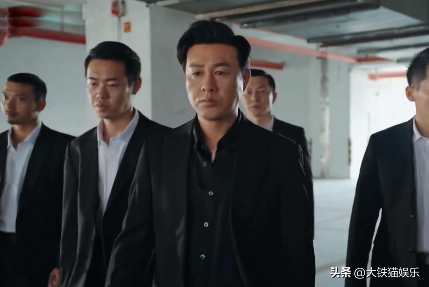 穿“黑衬衫”好看的男明星，只服这7位，个个长身玉立，贵气逼人