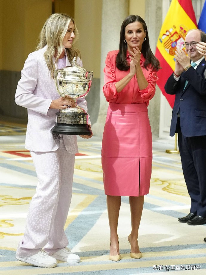 莱后给国家女队长颁奖，公主试训足球运动员，西班牙王室爱看球！