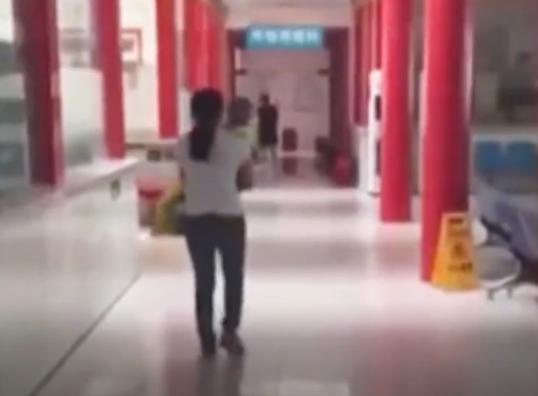 3岁男童补牙意外身亡母亲崩溃,3岁男孩补牙死亡