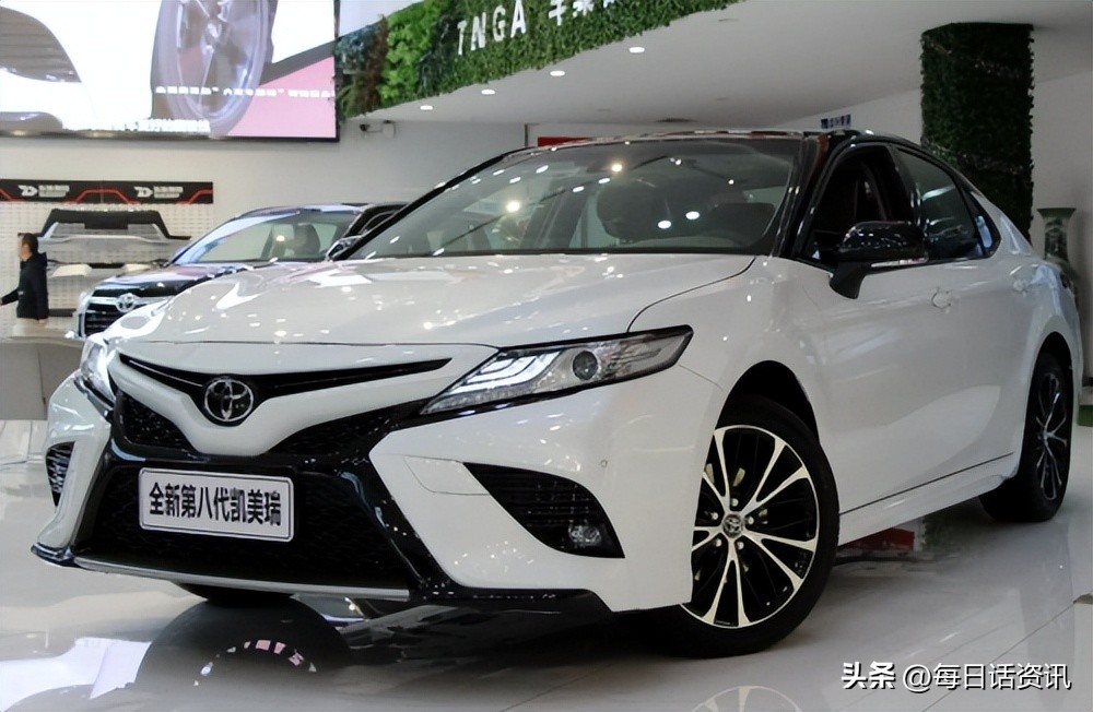 凯美瑞10代，应该是最好看的一代了，到处透着一股大气的商务风