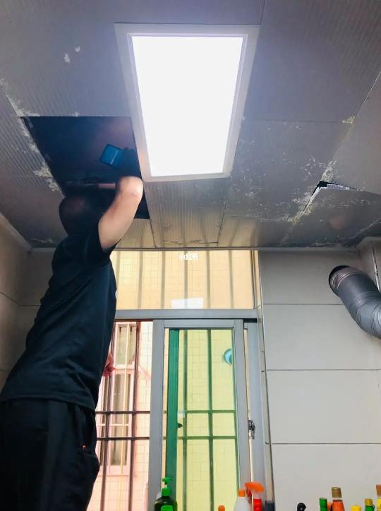 租客换灯泡报警,厦门租客换灯泡发现毒品