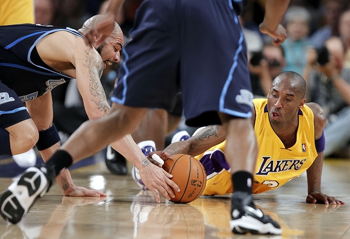 08年科比错失总冠军流泪背影,科比09年举起冠军奖杯和fmvp奖杯