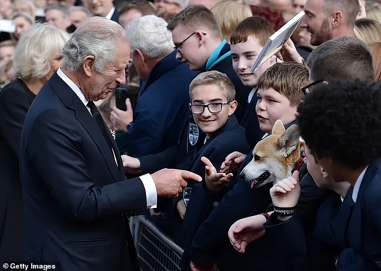 73岁查尔斯刚登基就身体堪忧？手指红肿像香肠，被拍到暴怒视频