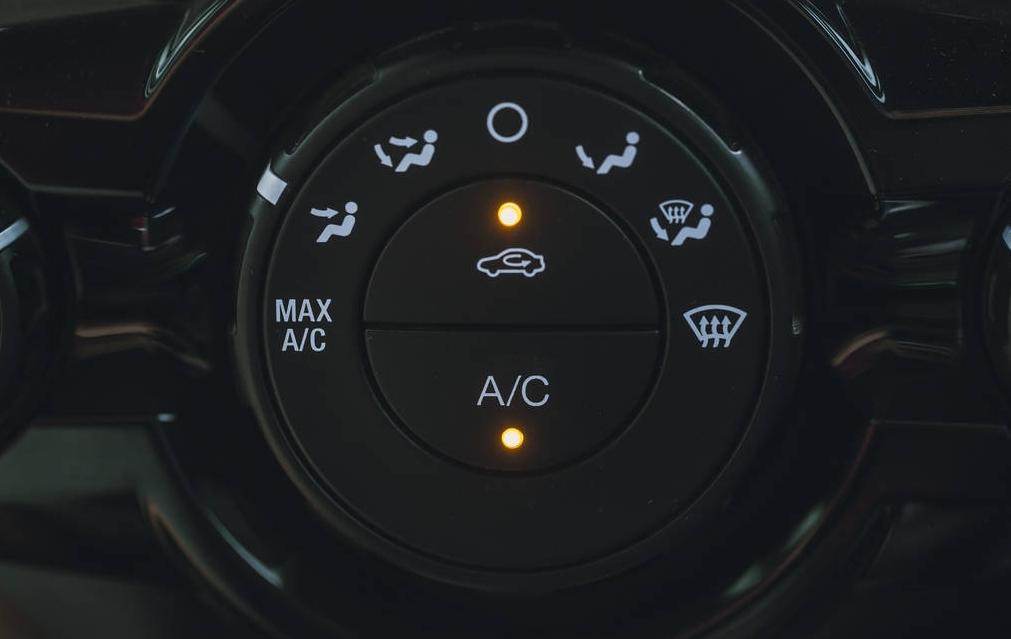 开车时,总有些人舍不得开空调,车载空调到底会增加多少油耗?