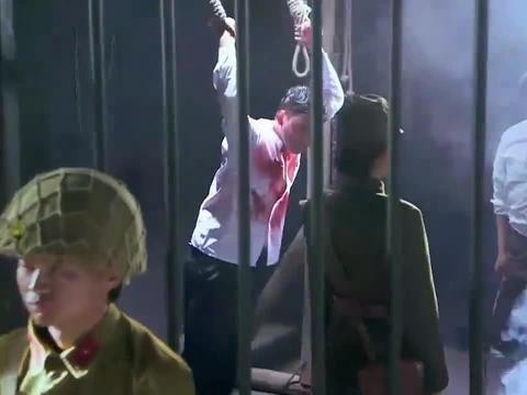 *共中**特工被关押14年，越狱逃几千里回家，妻子不认识问：你是谁？