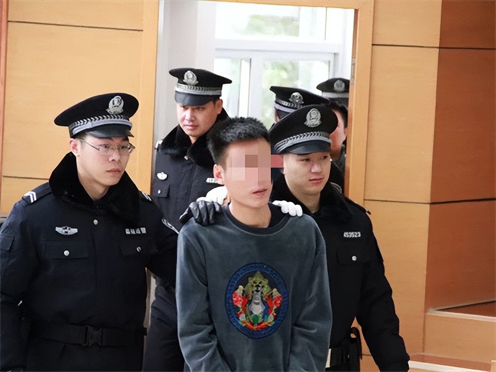 鍚夋灄灏忎紮涓庡墠濂冲弸鑱婂ぉ琚姄,01骞村皬浼欎笌缃戞亱濂冲弸琚姄鍥炴潵