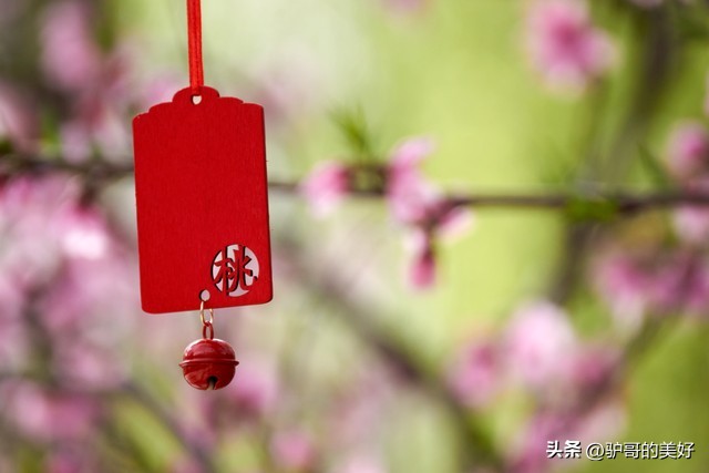 春节贴对联先贴家还是贴大门,春节贴对联的福字是倒着贴吗