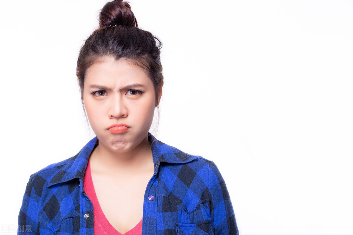 男人背着妻子给钱和爸妈商量买房,丈夫要求妻子承担家庭开支怎么办