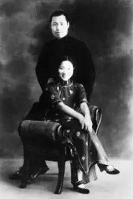 1957年，一数学老师突然被捕，公安问：你还记得被枪毙的银元犯吗