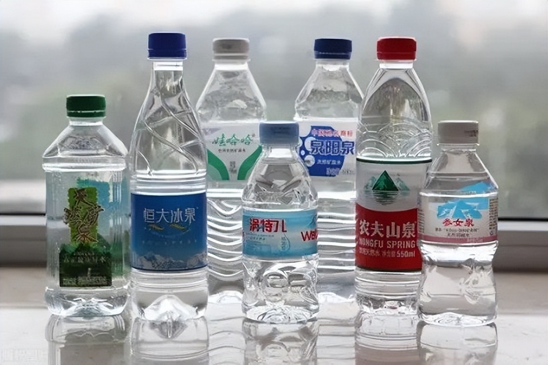 女大学生抱怨父母偷喝矿泉水,女大学生买了一箱矿泉水