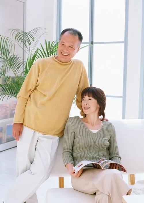 我偷偷领证气坏父母,过生日时婆婆送我的礼物,让我感动落泪