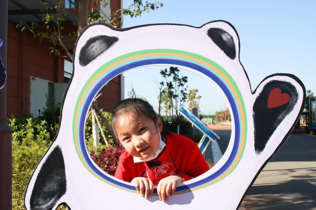 开学季校园展示打卡,开学啦冰墩墩小学生积极向上图片