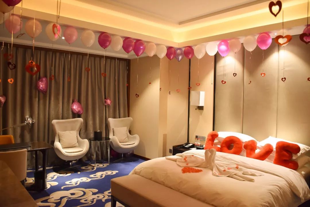 情人节情侣房预订创新高；51批次不合规化妆品被通报|口碑日报