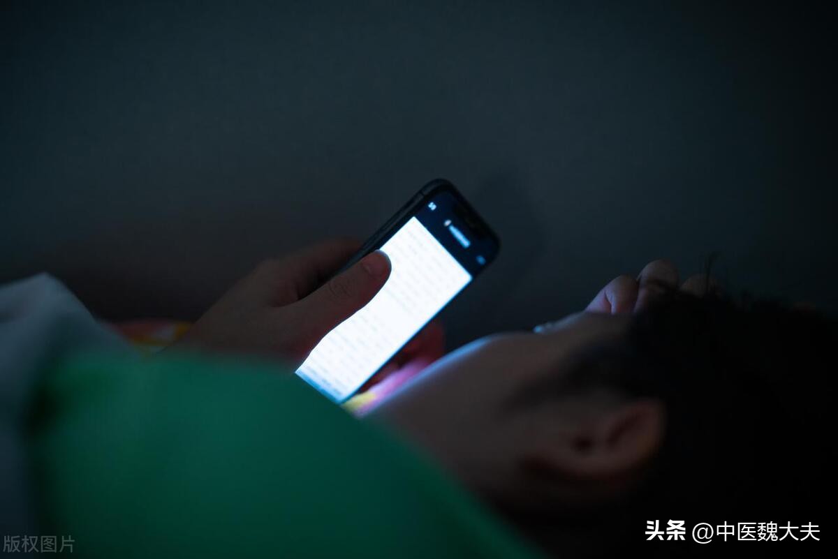 习惯在睡前玩下手机，用不了多久，就会摊上这4个“毛病”