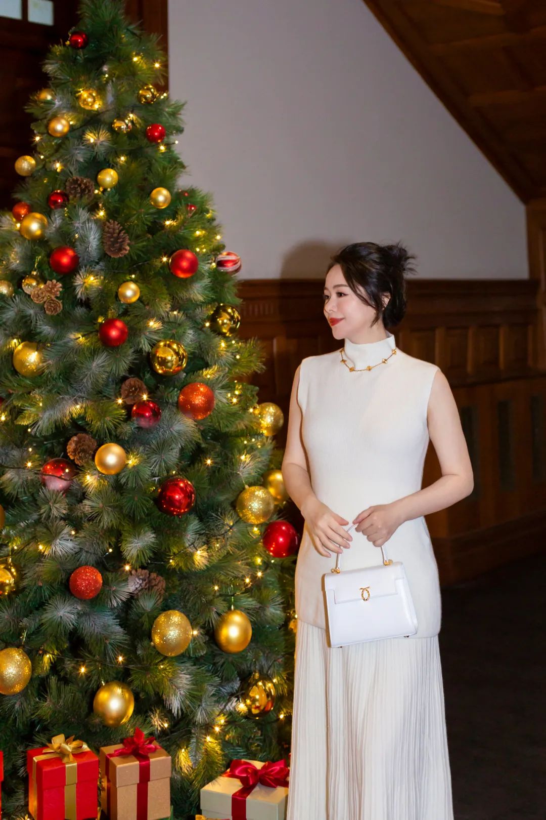 英国女王最喜欢的包包牌子,英国女王拿的包包价格