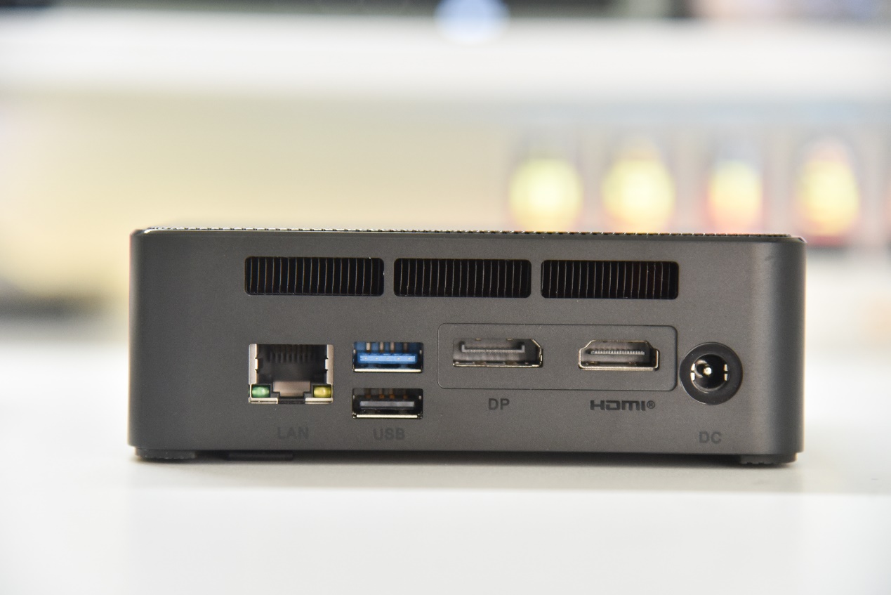 放弃台式，巴掌大零刻SER55500U打造简洁桌面，性能不输传统电脑