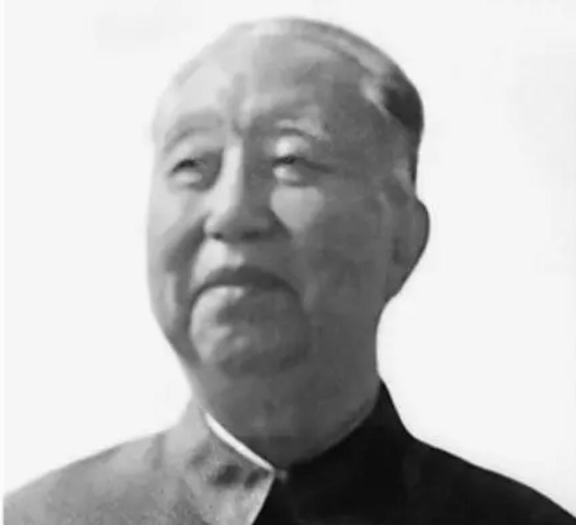 2008年*国锋华**去世，葬礼上一男子高举横幅，用16字诠释了他的一生