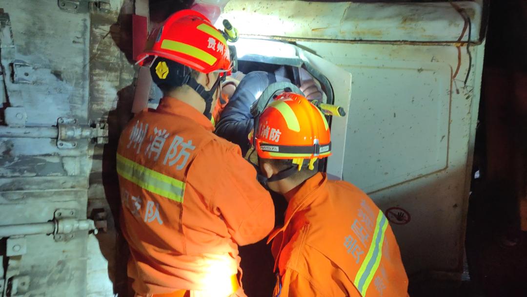 两辆车猛烈相撞四脚朝天侧翻,两车相撞一车侧翻全集