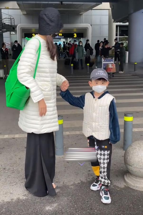 秋瓷炫一家三口现身机场,秋瓷炫罕见晒近照