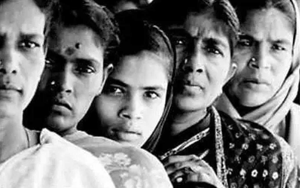 印度低种姓见到高种姓行礼,印度高种姓遇到外国人