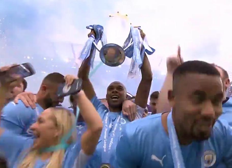 曼城球迷鼓掌欢迎瓜迪奥拉,曼城惊天逆转球迷反应