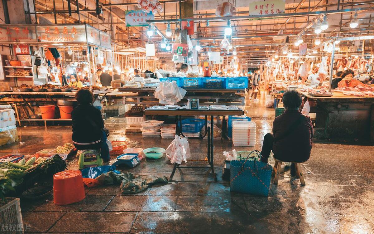 我退休金5000，给儿媳5000，五一帮他们收了件快递，决定不再给钱