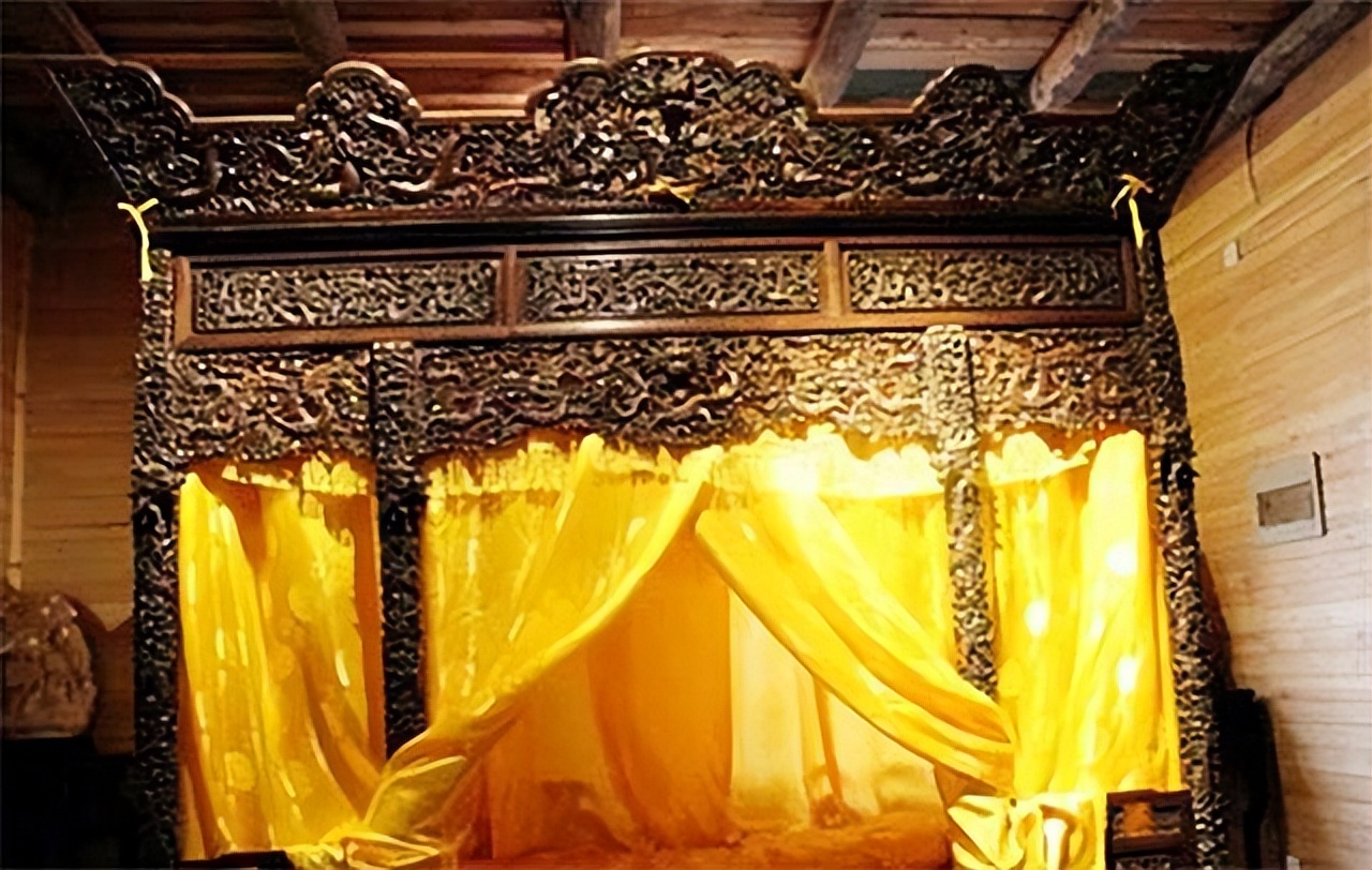 07年清宫3吨重“龙床”现身,专家称来历不简单,收藏者:5亿就卖