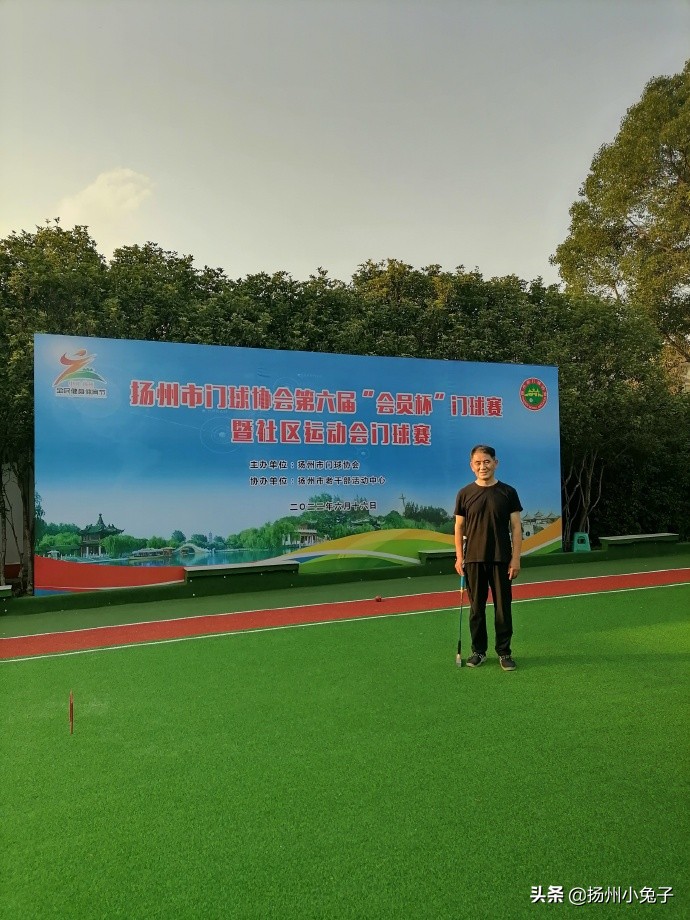 球场上英姿飒爽球场下努力学习,球场上奋勇拼搏