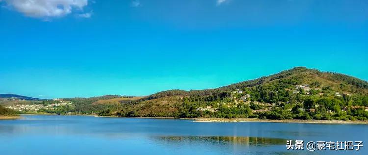 C罗9套豪宅曝光，女友花半小时才走到客厅，车库有超20辆顶级跑车