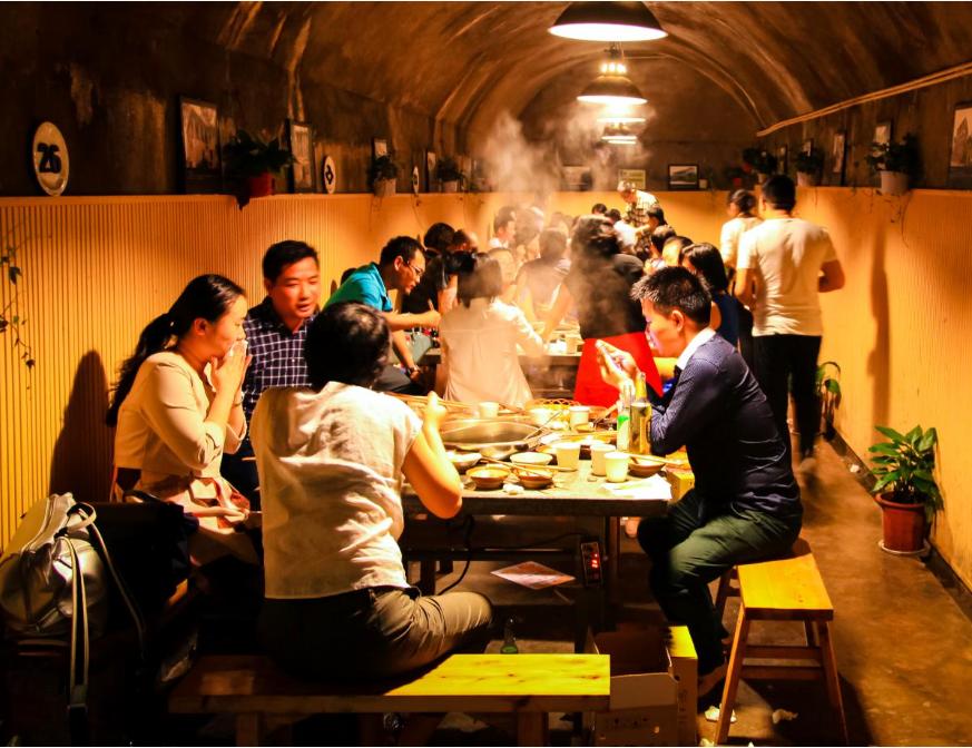 欠债2600亿，当街痛哭！给员工送宝马的河北首富，如今彻底怂了