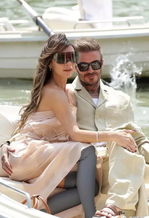 贝嫂狂晒48岁小贝半裸翘臀照，全球网友狂欢：谢嫂子带看男菩萨！