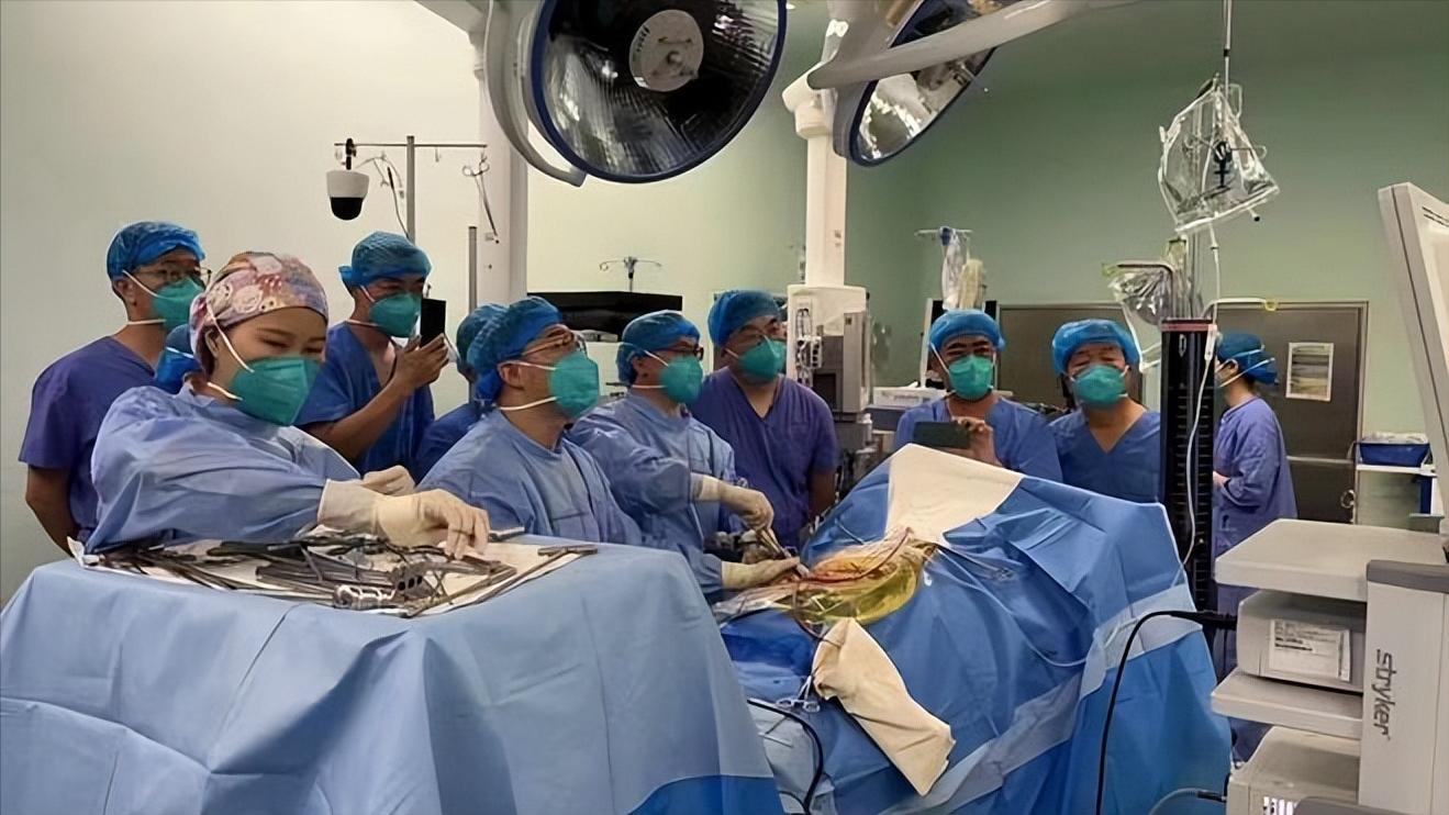 大妈上厕所正用力，身体掉下一块“肉”？医生坦言：这是你的子宫