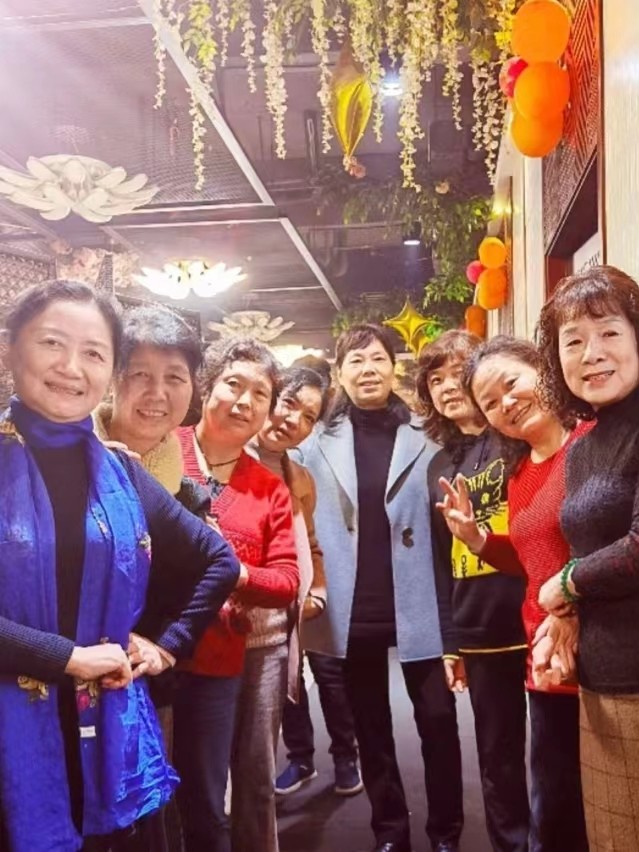 老年人穿着打扮要得体,40岁老阿姨怎么穿搭好看