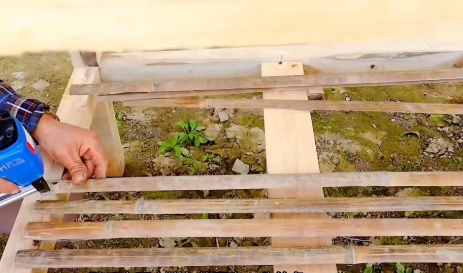 小哥把竹子编织成长方形鸡笼,小哥建造鸡舍