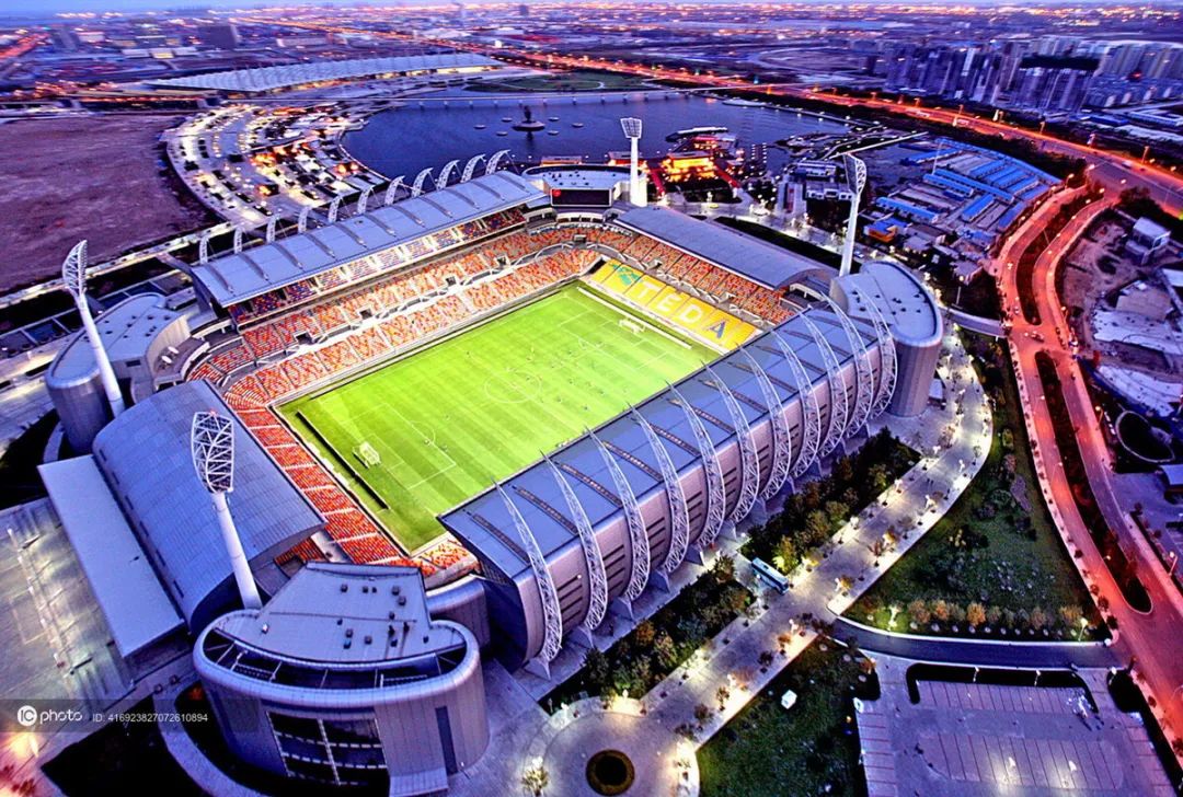 足球场天亮了,天亮了中央民族大学