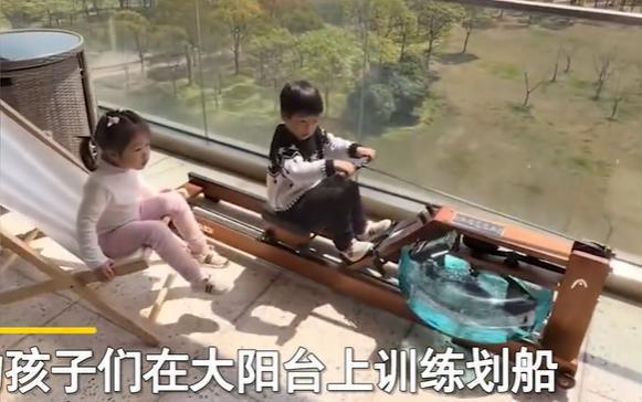 一家在阳台划船露营,在家楼顶天台野餐露营